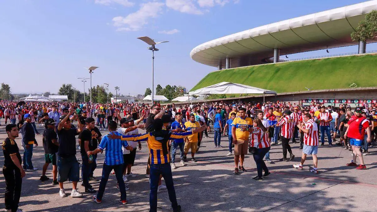 Pelea entre aficionados de Chivas y Tigres previo a la final de la Liga MX